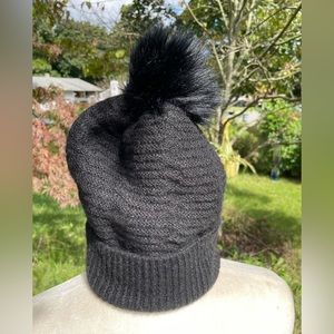 Black Winter Hat w Faux Fur Pom Pom, EUC